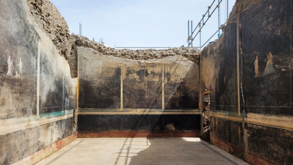 Stunning frescoes uncovered in Pompeii