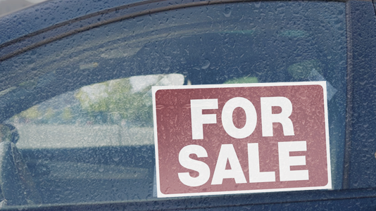 A For Sale sign in the window of a vehicle. (CTV News/Steve Wishart)