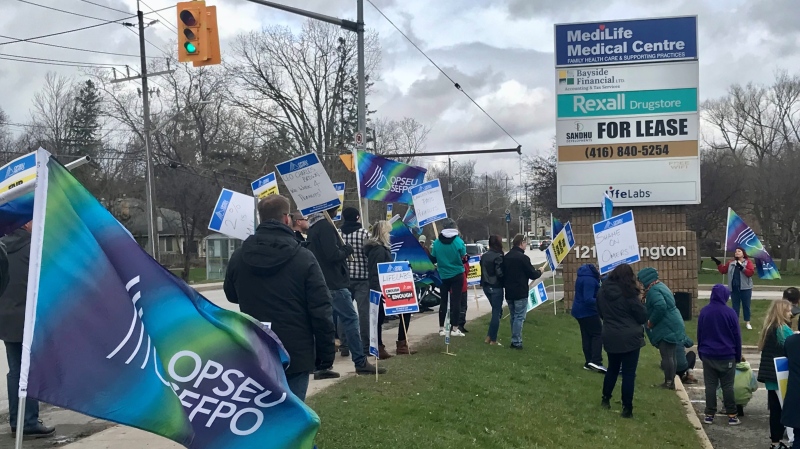 Workers rally outside a LifeLabs location in Barrie on April 20, 2024 (David Sullivan/CTV News). 