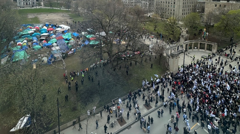 Bird's-eye view of the protests at McGill University and outside the Roddick Gates (photo: Audrey Blanchard)