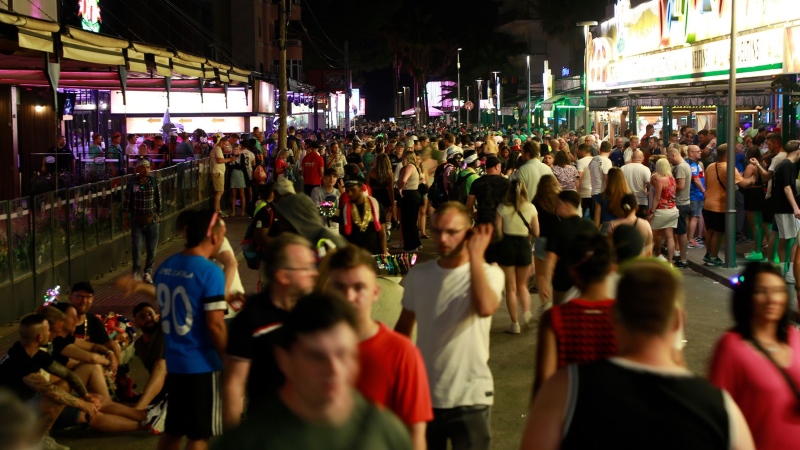 Crowds gather on a June 2023 evening on a busy street in Palma de Mallorca, Spain. (Clara Margais / dpa / picture alliance / Getty Images via CNN Newsource)