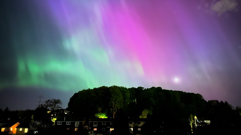 The northern lights from Meadowlane Park in Kitchener on May 10, 2024. (Source: @JPfromCanada/Twitter)