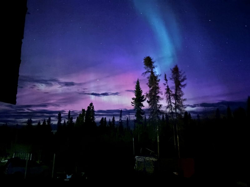 Northern lights visible at Tataskweyask Cree Nation on May 10, 2024 (Hunter Kitchekeesik) 
