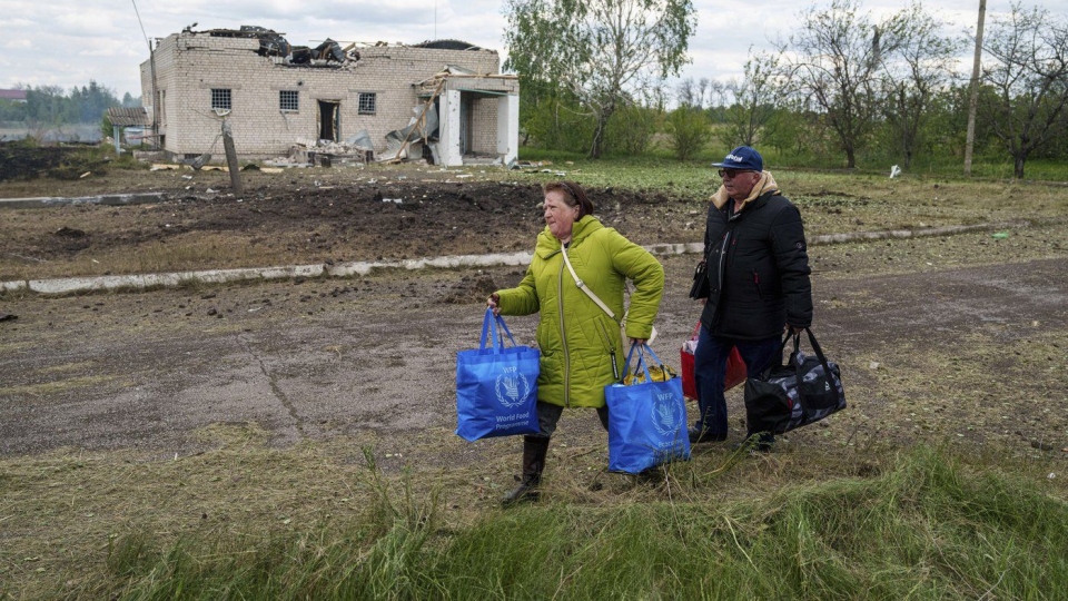 Ukrainians going to evacuation points