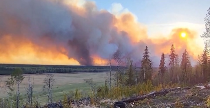 Smoke billows in Fort Nelson as crews continue to battle the Parker Lake wildfire (CTV)
