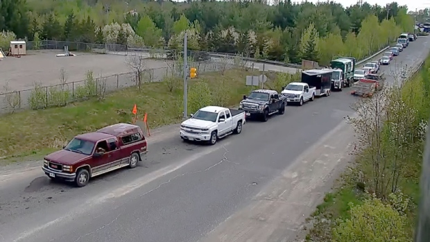 Vehicles line up to get into the Sudbury landfill. (CTV Northern Ontario)