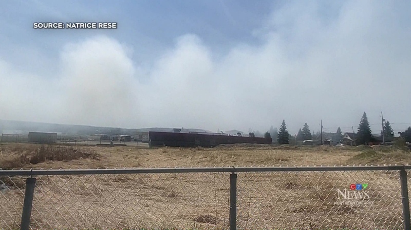 Heavy smoke caused by a grass fire closes Timmins elementary school. May 16, 2024 (Natrice Rese)