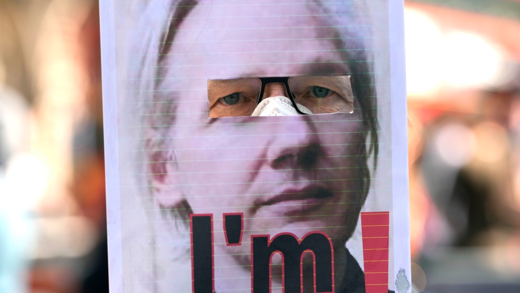  Julian Assange placards