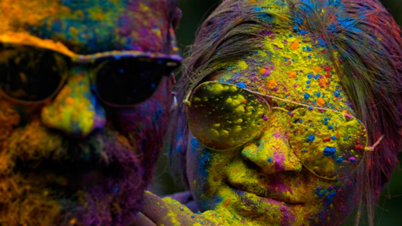  Faces of a couple are smeared with colored powder as they celebrate Holi, the Hindu festival of colors, in Mumbai, India, Monday, March 25, 2024. (AP Photo/Rafiq Maqbool) 