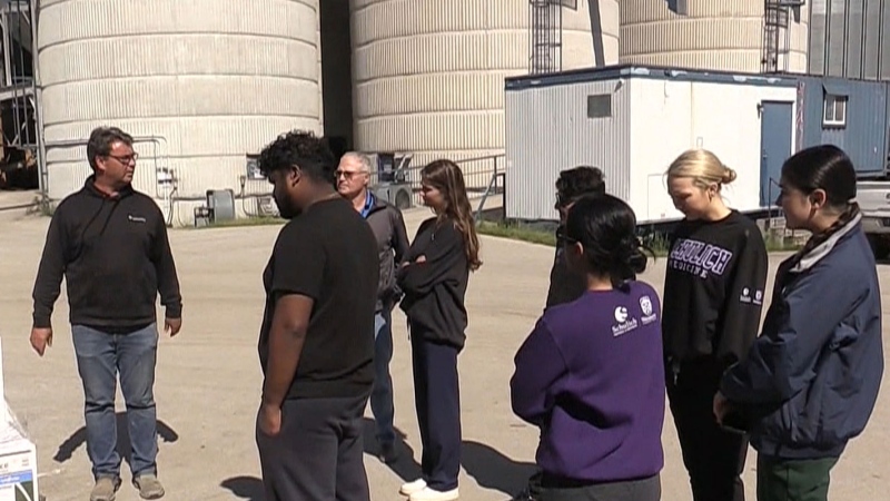 Med students get a glimpse at farm life