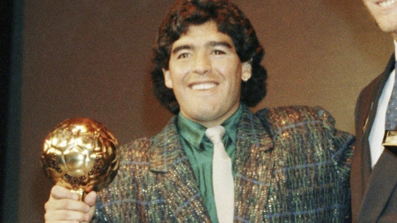 Argentina's soccer star Diego Maradona holds his World Cup Soccer Ball award in 1986. (AP file photo)