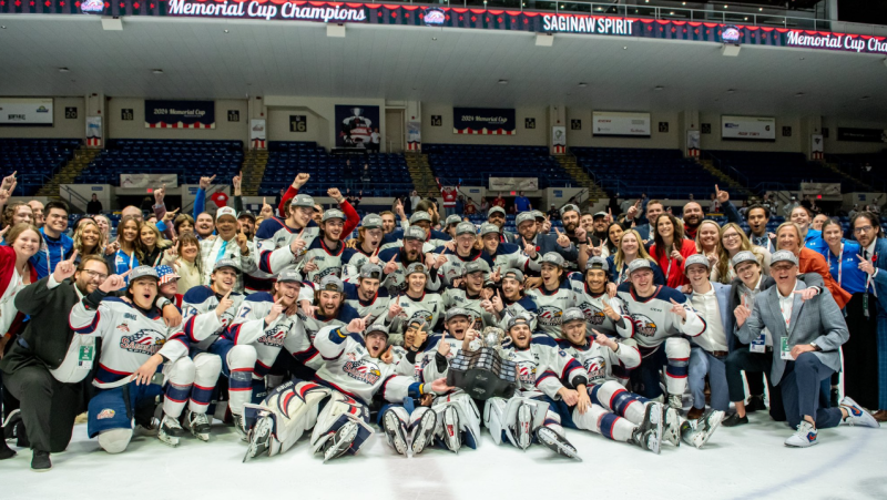 The Saginaw Spirit poses for pictures after winning the Memorial Cup. (Source: @SpiritHockey/Twitter)