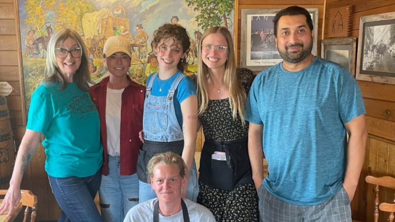 Staff at Alberta's eatery Chuckwagon Café were thrilled to meet country superstar Shania Twain. (Instagram/Chuckwagon Café)