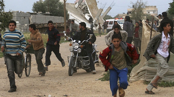 Palestinians flee during clashes with Israeli military forces in the east area of Khan Younis, southern Gaza Strip, Friday, March 26, 2010. (AP / Ashraf Amra)