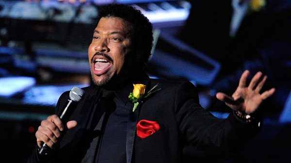 Lionel Richie performs performs at the Michael Jackson public memorial service held at Staples Center in Los Angeles on Tuesday, July 7, 2009. (AP Photo/Kevork Djansezian, pool)