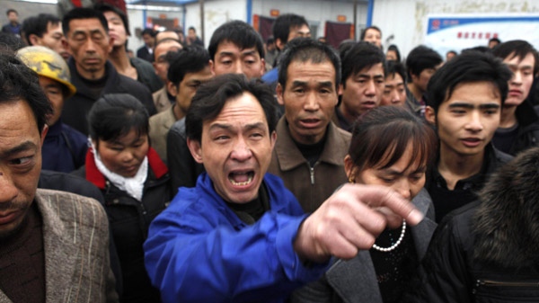 Angry relatives of mine workers accuse officials of lack of speed in recovery work at Wangjialing coal mine in Xiangning township, about 650 kilometres southwest of Beijing, Tuesday, March 30, 2010. (AP / Gemunu Amarasinghe)