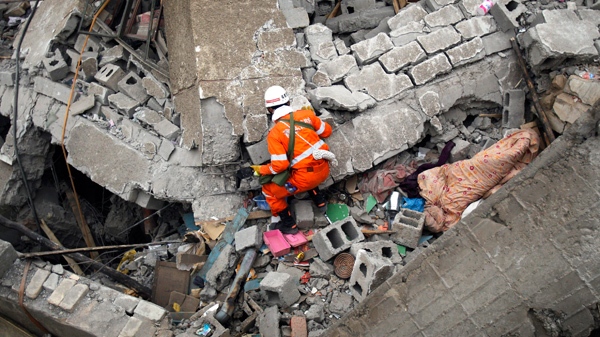 A rescuer searches for survivors at a collapsed building in Yushu County, northwest China's Qinghai province, Friday, April 16 , 2010. (AP / Andy Wong)