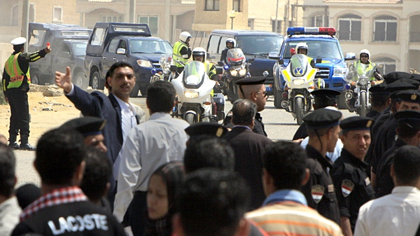 Egyptian policemen secure the way as a convoy arrives at a Cairo New court Wednesday April 28, 2010. (AP / Amr Nabil)