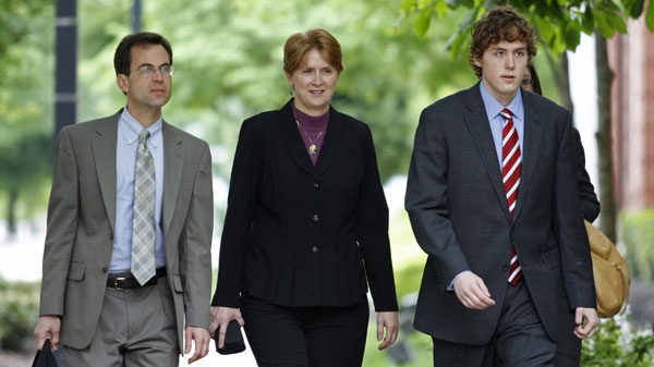 David Kernell, right, walks to the Federal Courthouse with his mother, Lt. Col. Lillian Landrigan, center, and attorney Wade Davies, left, Monday, April 26, 2010 in Knoxville, Tenn. (AP Photo/Wade Payne)