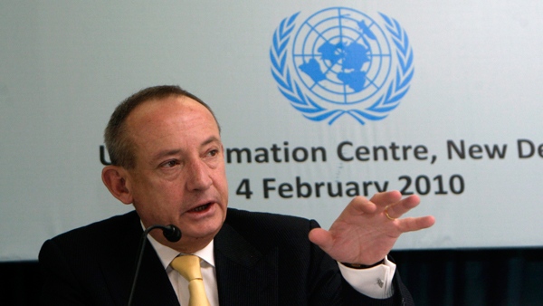 United Nations climate chief Yvo de Boer addresses a press conference in New Delhi, India, Thursday, Feb. 4, 2010. (AP / Gurinder Osan)
