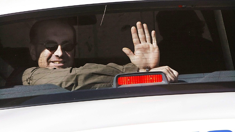 Thomas George Svekla, 38, waves from the back of a police cruiser in Fort Saskatchewan, Alberta, May 11, 2006. (Ian Jackson / THE CANADIAN PRESS) 