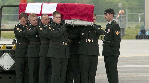 The casket of Trooper Larry Rudd is carried from the aircraft during his repatriation ceremony at CFB Trenton on Thursday May 27, 2010. (Frank Gunn / THE CANADIAN PRESS)