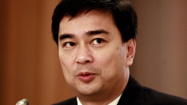 Thailand's Prime Minister Abhisit Vejjajiva talks during his meeting with foreign journalists at the government house in Bangkok, Thailand Saturday, May 29, 2010. (AP / Apichart Weerawong)