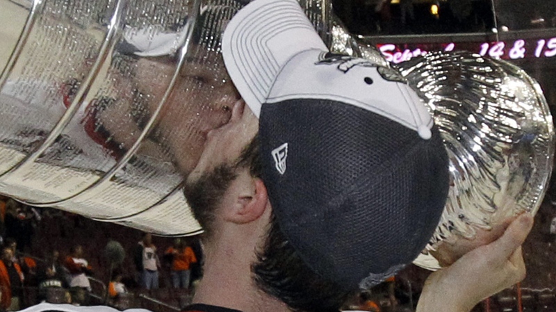 Chicago Blackhawks' Jonathan Toews kisses the Stanley Cup as he celebrates after they beat the Philadelphia Flyers 4-3 in overtime to win Game 6 of the NHL Stanley Cup hockey finals Wednesday, June 9, 2010. (AP / Matt Slocum) 