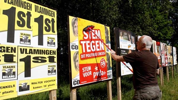 Workers put up election posters in Zoersel, Belgium, Saturday June 12, 2010. (AP / Virginia Mayo)