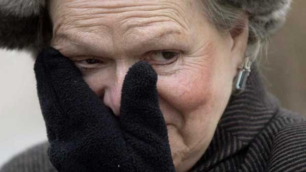 Maureen Forrester wipes her eye as she arrives for funeral services for Frank Shuster in Toronto Wednesday January 16, 2002. (Aaron Harris / THE CANADIAN PRESS)