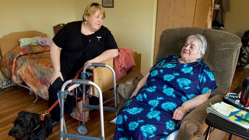 Dr. Ellen Jost, left, visits Joan Harnish at a nursing home in Dartmouth, N.S. on Thursday, June 18, 2009. (Andrew Vaughan / THE CANADIAN PRESS)