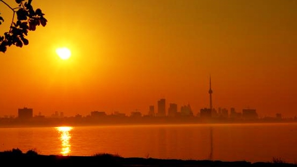 The skyline of Toronto was obscured by smog lingering over the city due to the heat wave that has settled in early this morning, July the 5, 2010.  (David Bradley / MyNews.ctv.ca )