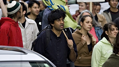 Anti-war demonstrator Jaggi Singh, centre , marches with a group of people toward a parade of Canadian soldiers Friday, June 22, 2007 in Quebec City. (CP PHOTO/Jacques Boissinot) 