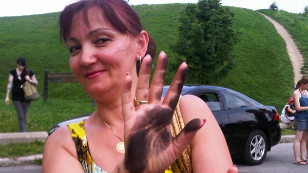 Irena Dervisha of Toronto shows hands covered in dirt from subway tunnel walls after she and about 25 customers had to escape via an emergency exit between St Clair West and Dupont Stations on Wednesday, July 6, 2010. (Keith Hanley / CTV News)