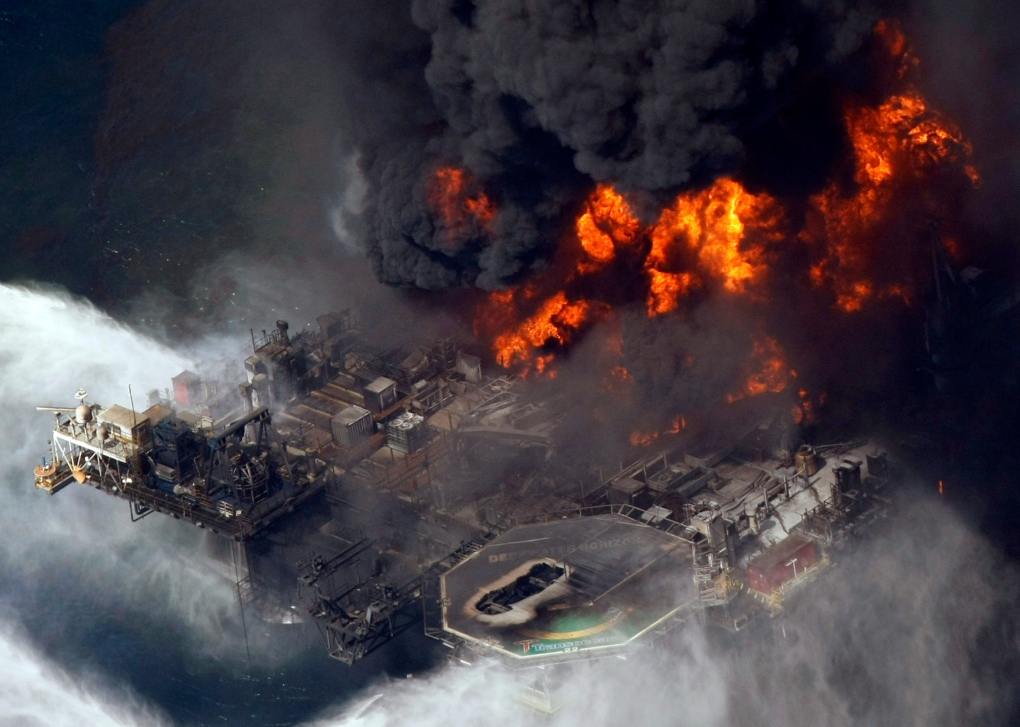 Deepwater Horizon oil rig burning