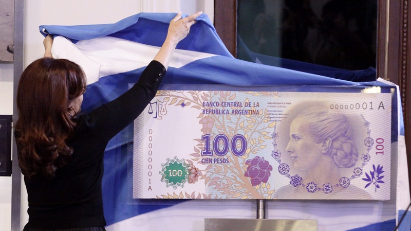 president Cristina Fernandez unveils the design of Argentina'S new 100 pesos bill on July 25, 2012.