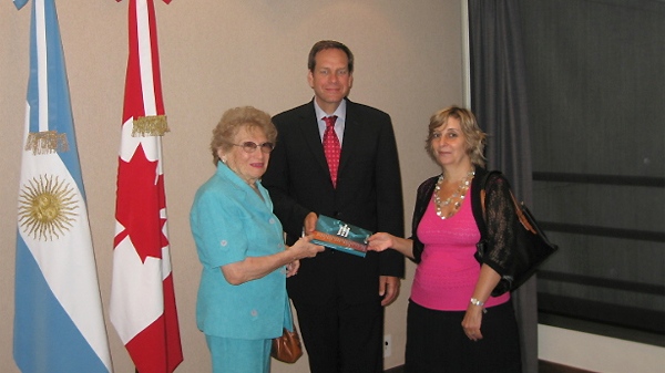 Then Canadian Ambassador to Argentina Tim Martin, center, is presented with a book on Feb. 26, 2008. (Department of Foreign Affairs and International Trade)