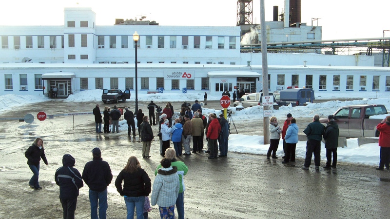 A crowd gathers outside the AbitibiBowater paper mill in Grand Falls-Windsor, N.L., Feb. 12, 2009. (Tara Brautigam / THE CANADIAN PRESS)