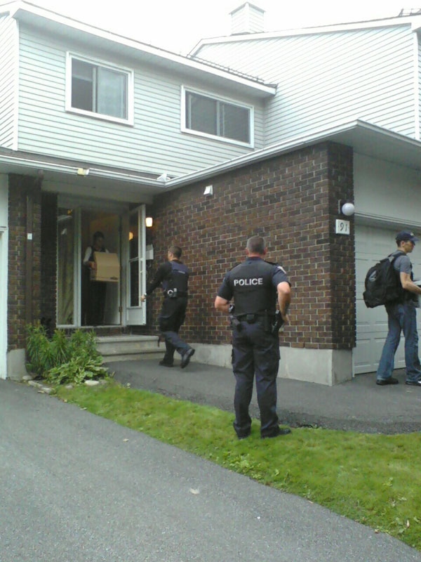 RCMP remove boxes of evidence related to a terror investigation from a townhouse on Esterlawn Private in Ottawa's west end, Wednesday, Aug. 25, 2010.  (Dan Waters for CTV Ottawa)
