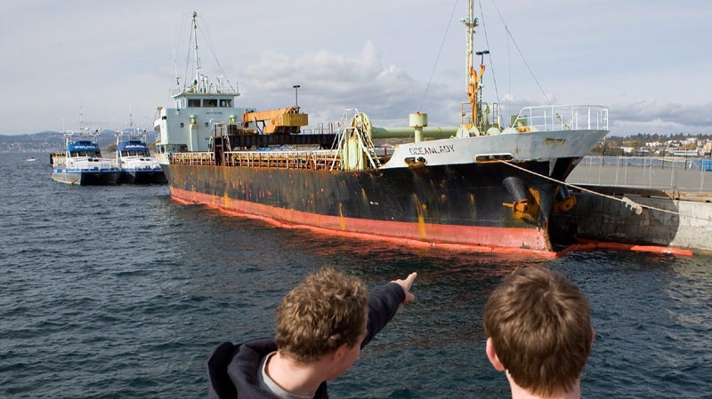 People check out the vessel Ocean Lady in Victoria, Sunday, Oct.18, 2009. (THE CANADIAN PRESS/Arnold Lim)