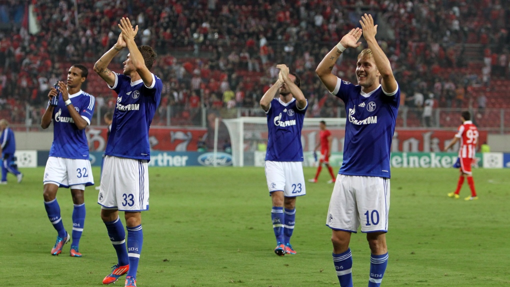 Schalke waves to fans