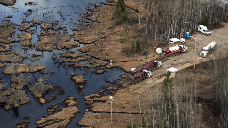 Crews clean up a pipeline break northeast of Peace River, Alta., on Wednesday, May 4, 2011. (Ian Jackson / THE CANADIAN PRESS)