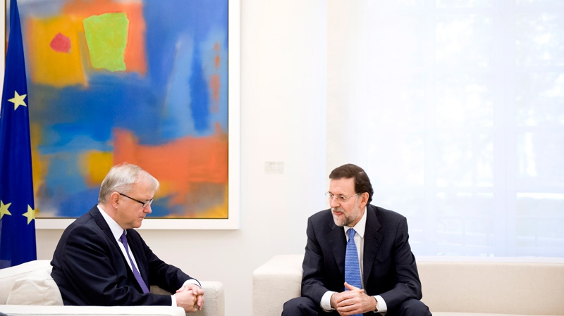 Spainish PM Mariano Rajoy, right, and Olli Rehn in Madrid on Oct. 1, 2012.