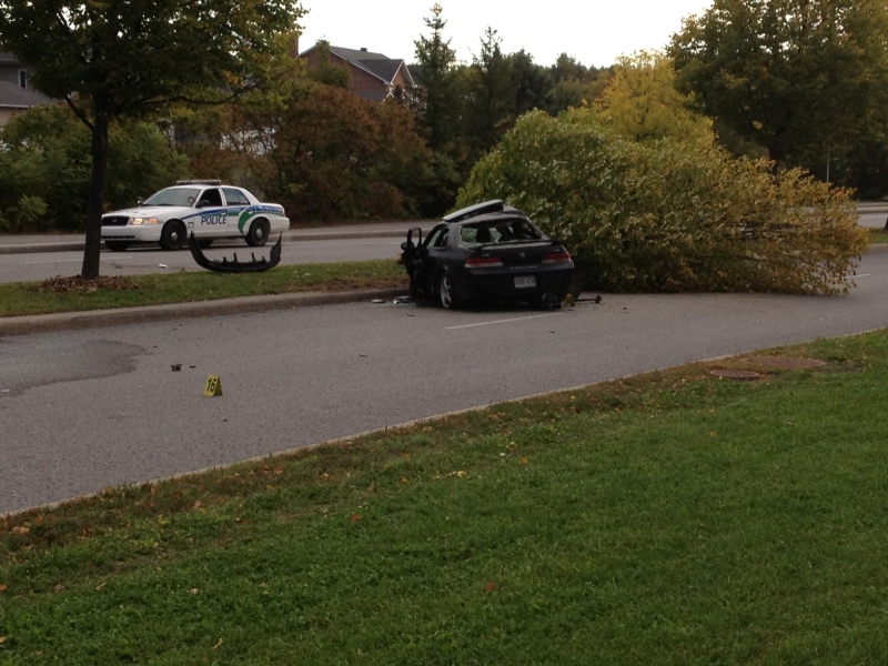 A 28-year-old man is dead after a single vehicle crash in Gatineaus Hull sector overnight. Gatineau Police say the man's car left Boulevard du Plateau before 1am and struck a tree. (Oct. 2, 2012)