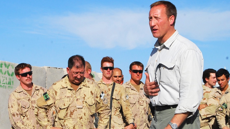 Defence Minister Peter MacKay  talks to Canadian troops in Kandahar, Afghanistan, Monday, Oct. 11, 2010. (Jonathan Montpetit / THE CANADIAN PRESS)