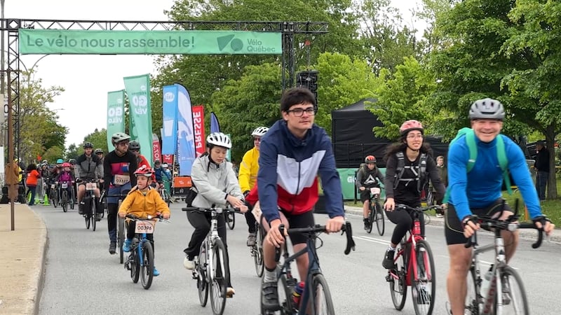Thousands of cyclists ride through Montreal in 40th Tour de L’Ile