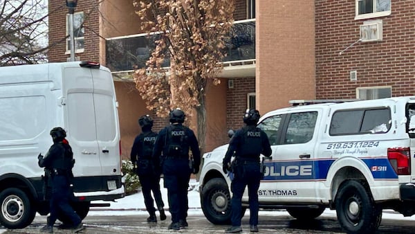 Heavily armed St. Thomas police enter north-end apartment building