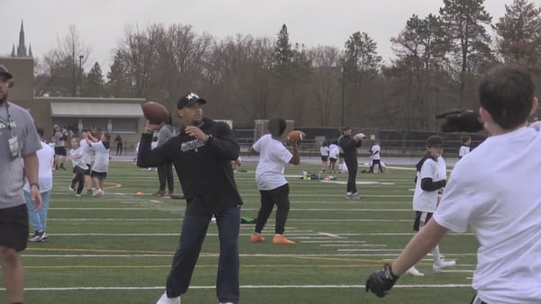 London, Ont. NFL twins return home to host youth football camp