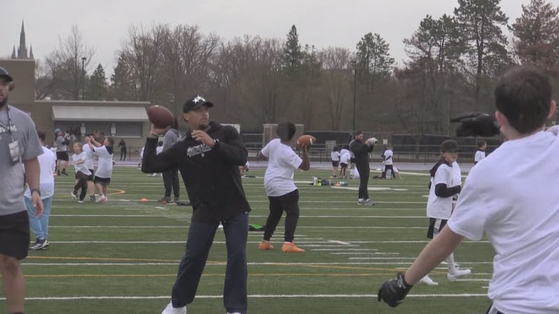 London, Ont. NFL twins return home to host youth football camp
