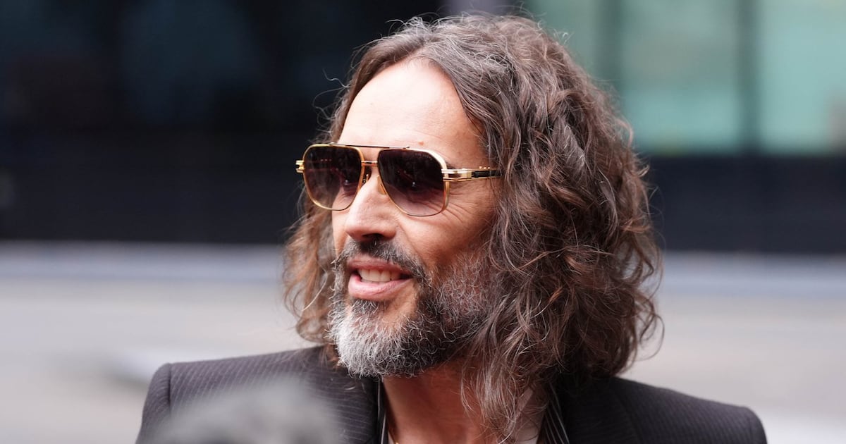 Frau erhebt verstörende Vorwürfe gegen Komiker Russell Brand vor Gericht ...